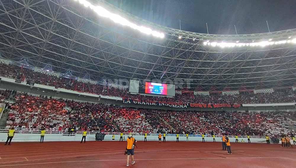 Suporter Timnas Indonesia yang menonton laga antara Timnas Indonesia vs Argentina. (Foto: Herry Ibrahim/INDOSPORT) Copyright: Herry Ibrahim/INDOSPORT