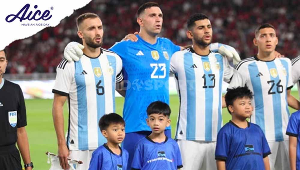 Cucu pertama Presiden Joko Widodo (Jokowi) dan Iriana Jokowi, Jan Ethes, jadi player escort atau maskot anak di laga Timnas Indonesia vs Argentina.
