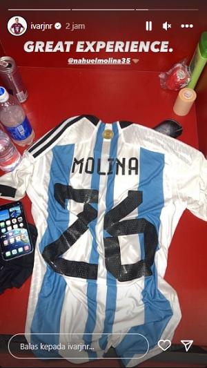 Ivar Jenner memamerkan jersey Nahuel Molina pasca laga Timnas Indonesia vs Argentina. (Foto: Instagram@ivarjnr)) Copyright: Instagram@ivarjnr