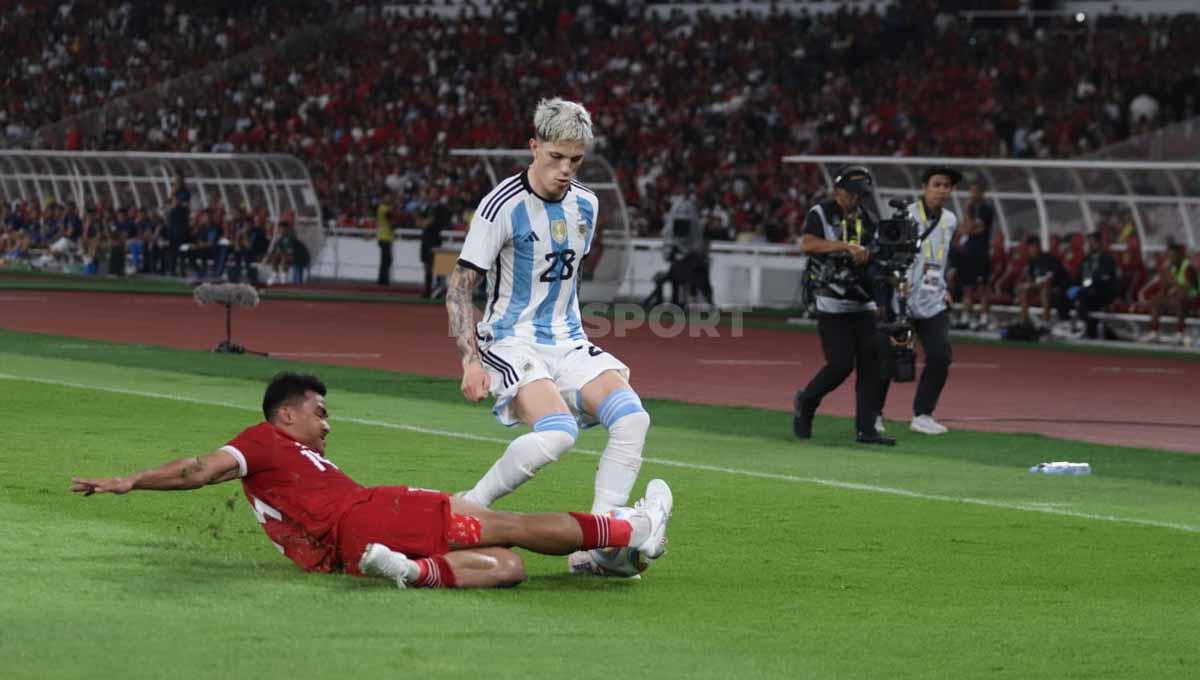 Pemain Timnas Indonesia, Asnawi Mangkualam, berhasil mematikan permainan pemain Argentina, Alejandro Garnacho, dalam laga FIFA matchday di Stadion Gelora Bung Karno (GBK), Senin (19/06/23). Foto: Herry Ibrahim/INDOSPORT.
