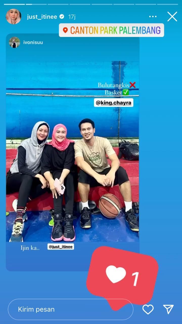 Mohammad Ahsan jajal main basket saat pulang kampung ke Palembang. Copyright: instagram @just_itinee