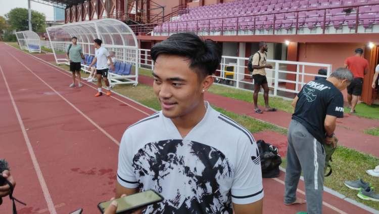 Kiper Timnas Indonesia, Ernando Ari, tetap mendapat pujian dari media asing meskipun gagal mengeksekusi penalti penentu lawan Vietnam di final Piala AFF U-23 2023. - INDOSPORT