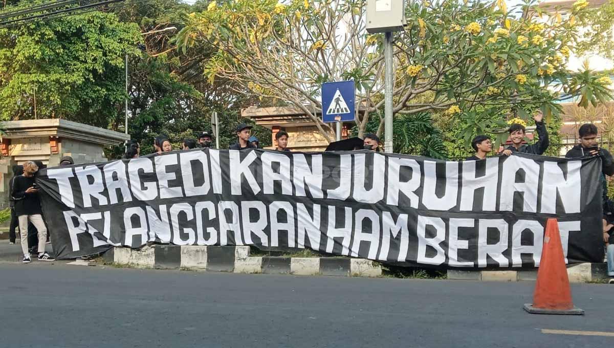 Puluhan Arek Malang menggelar Aksi Kamisan di depan Kantor Bupati Malang dalam menyuarakan aspirasi tentang Tragedi Kanjuruhan. - INDOSPORT