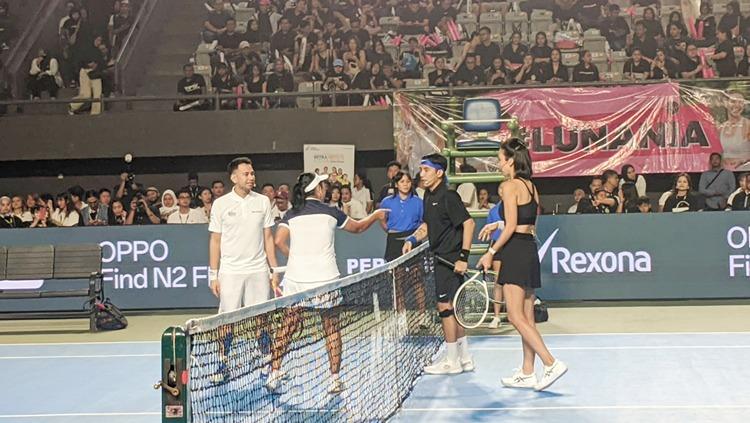 Partai Exhibition Raffi Ahmad/Yayuk Basuki vs Desta Mahendra/Angelica Widjaja Jadi Pembuka Ajang Lagi-Lagi Tennis, di Tennis Indoor Senayan, Jakarta, Jumat (23/06/23) malam WIB. (Foto: Ammara Marthiara/INDOSPORT)