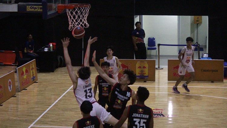 Pertandingan babak semifinal Red Bull Basketball Championship 2023 di GOR Unesa, Surabaya, Sabtu (24/6/2023) berjalan seru dan ketat. - INDOSPORT