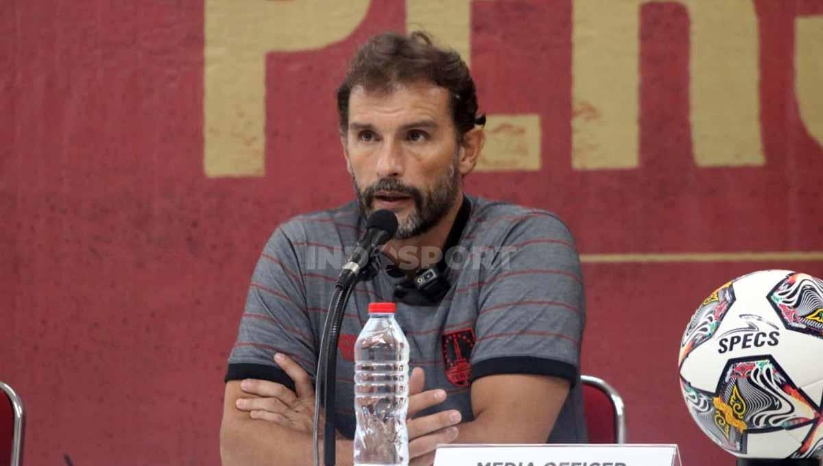 Leonardo Medina Arellano akhirnya lengser dari jabatan sebagai pelatih kepala Persis Solo di Liga 1 2023-2024. - INDOSPORT