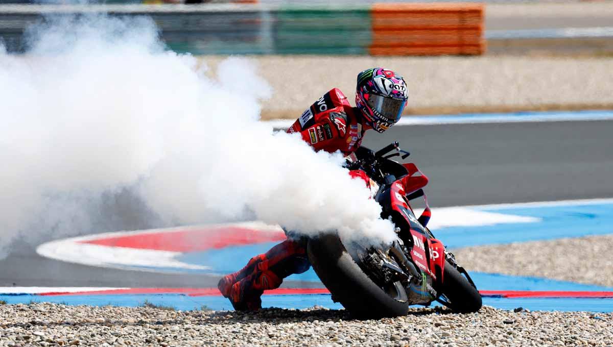 Asap terlihat dari motor Ducati Enea Bastianini milik Tim Lenovo usai mengalami kecelakaan saat balapan MotoGP di Circuit Assen, Belanda, Minggu (25/06/23). (Foto: REUTERS/Piroschka Van De Wouw) Copyright: REUTERS/Piroschka Van De Wouw