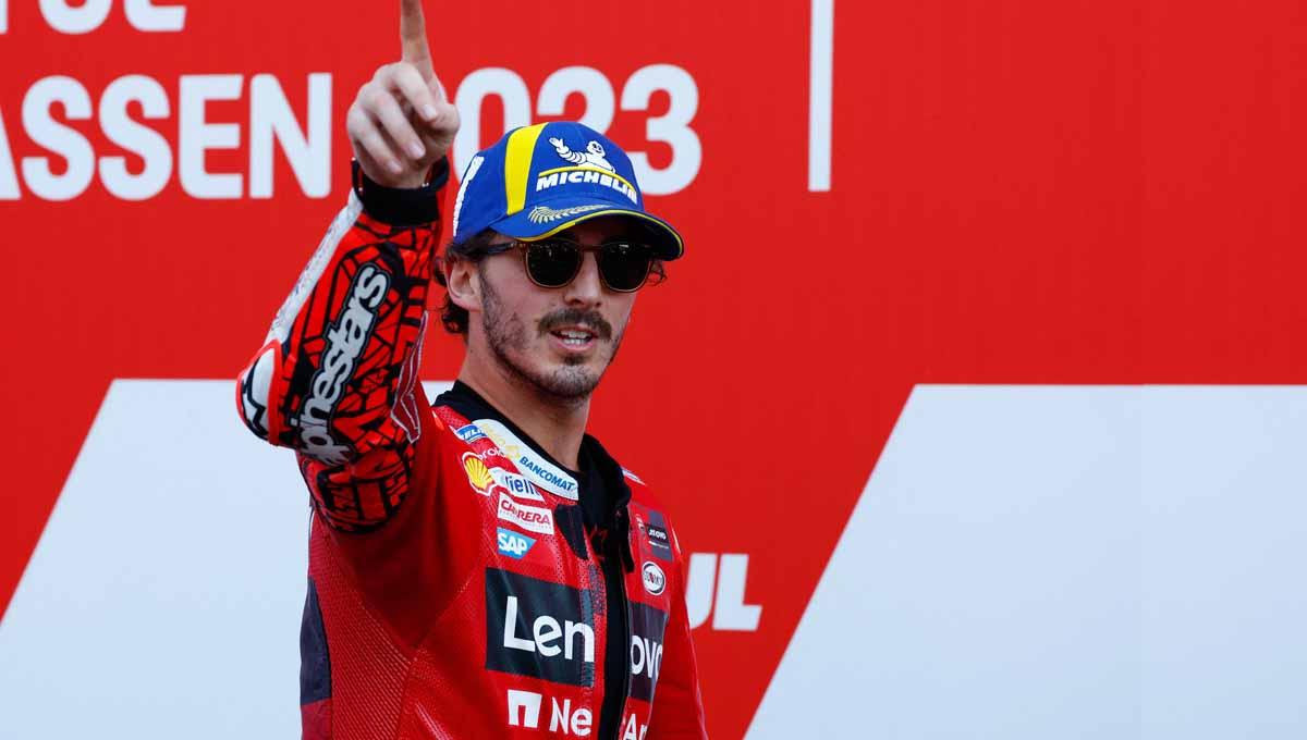 Francesco Bagnaia dari Ducati Lenovo Team merayakan kemenangannya setelah memenangkan balapan MotoGP di Circuit Assen, Belanda, Minggu (25/06/23). (Foto: REUTERS/Piroschka Van De Wouw)
