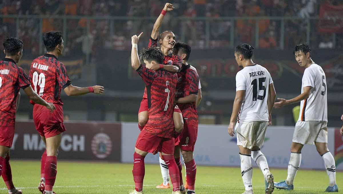 Selebrasi Riko Simanjuntak usai mencetak gol ke gawang Ratchaburi FC pada laga uji coba di stadion Patriot, Minggu (25/06/23). (Foto: MO Persija Jakarta)