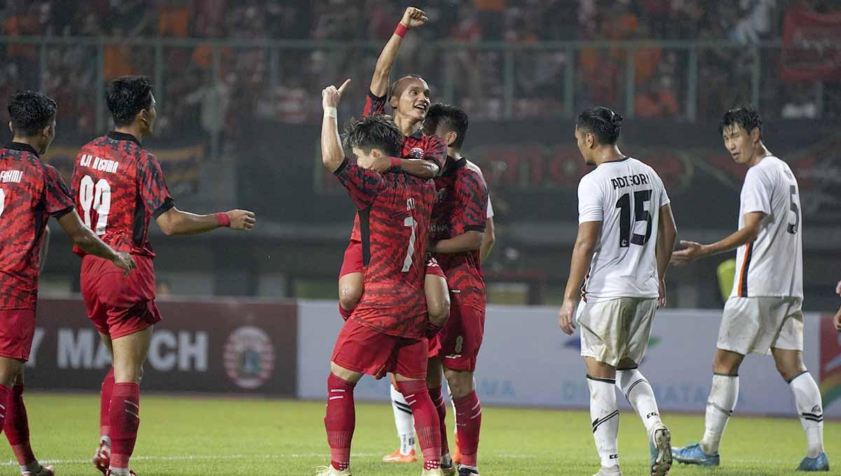 Selebrasi Riko Simanjuntak usai mencetak gol ke gawang Ratchaburi FC pada laga uji coba di stadion Patriot, Minggu (25/06/23). (Foto: MO Persija Jakarta) - INDOSPORT