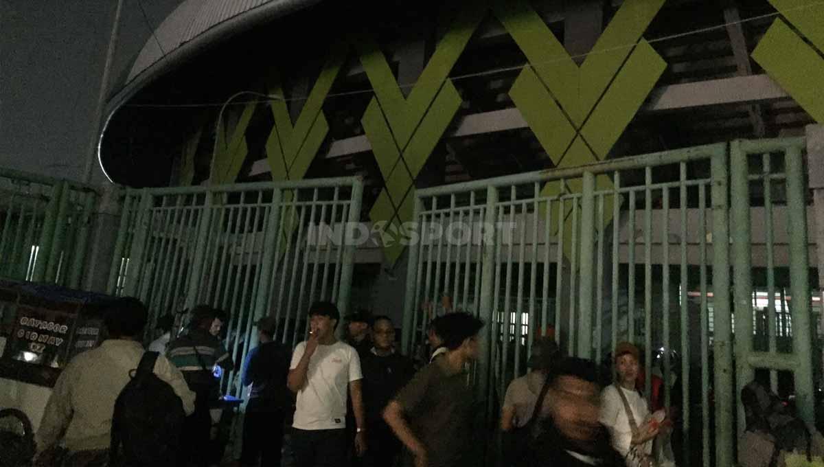 Stadion Patriot mati lampu saat laga uji coba antara Persija Jakarta vs Ratchaburi FC.