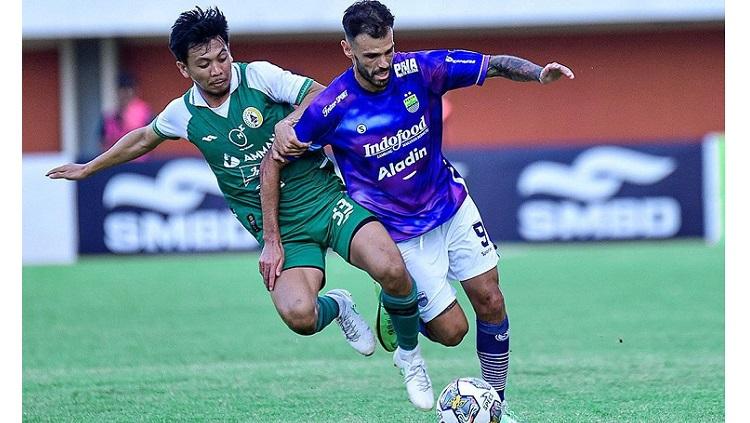Aksi pemain anyar Persib Bandung, Tyronne del Pino.