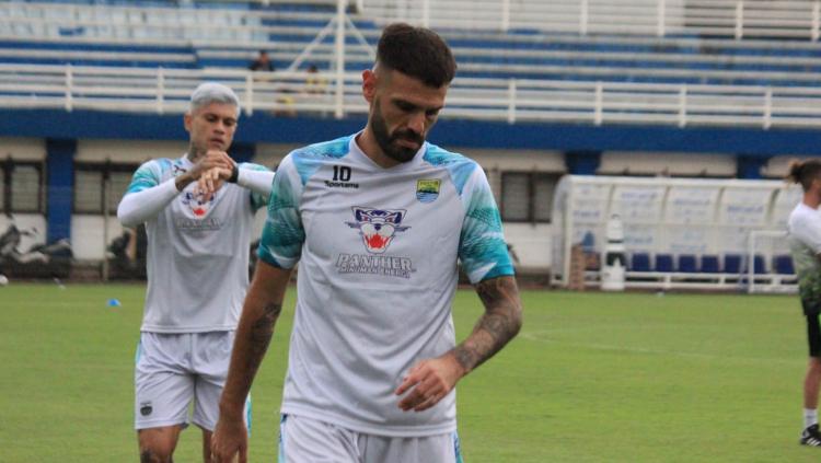 Pemain anyar Persib Bandung, Tyronne del Pino saat mengikuti latihan di stadion Sidolig, Jumat (30/07/23).