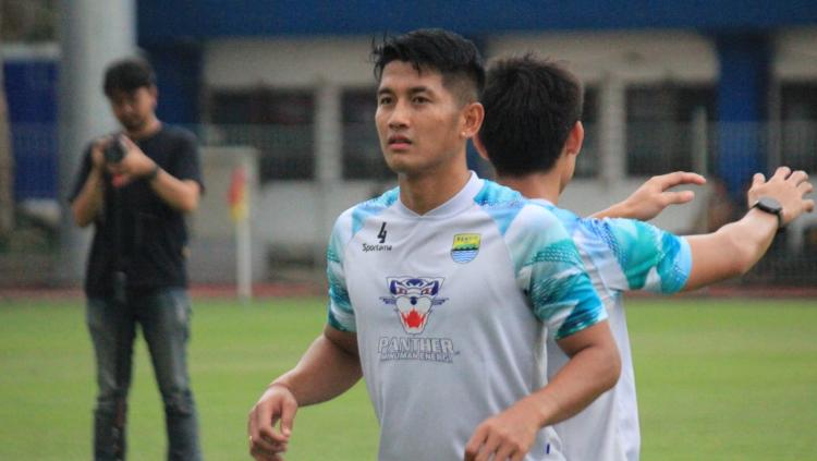 Pemain anyar Persib Bandung, I Putu Gede Juni Antara saat mengikuti latihan di stadion Sidolig, Jumat (30/07/23).