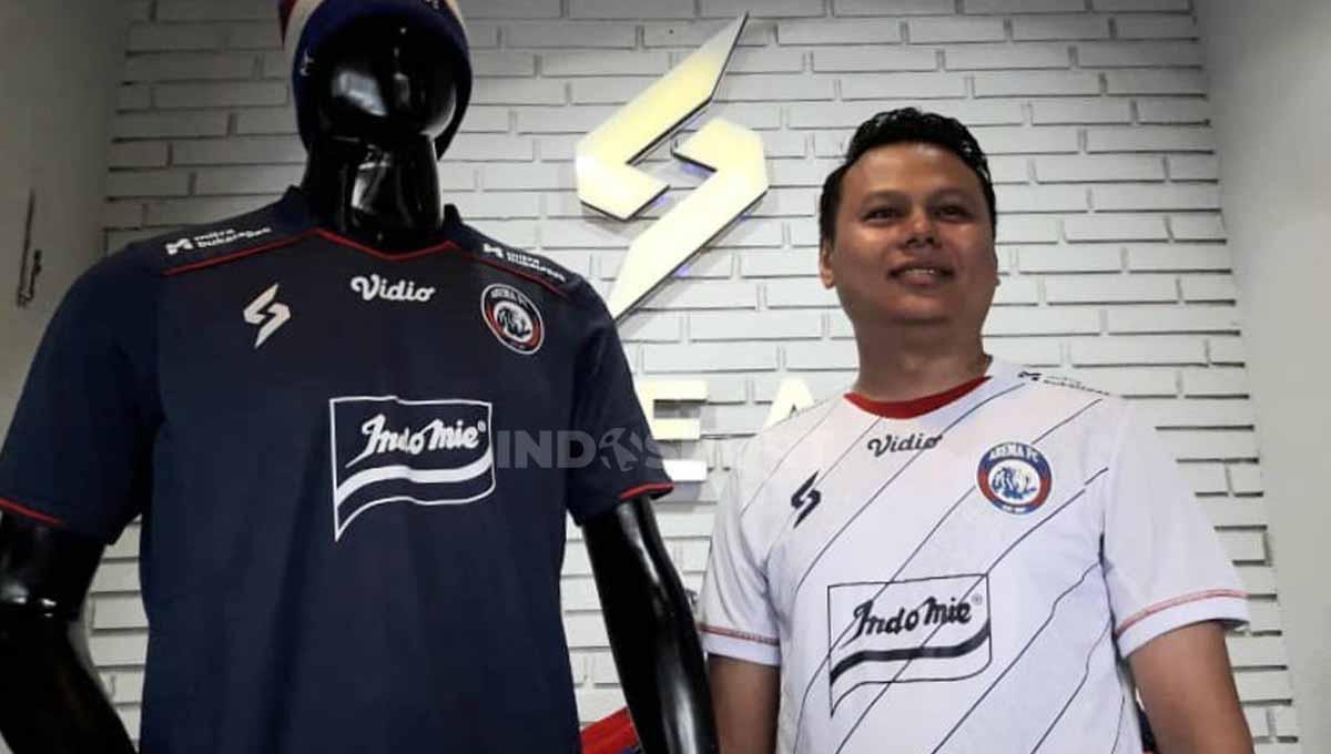Jersey home dan away Arema FC.