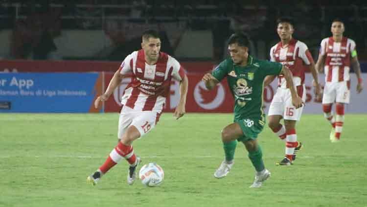 Penyerang baru Persis Solo, David Gonzales, di laga melawan Persebaya Surabaya.
