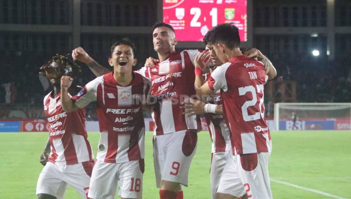 Selebrasi pemain Persis Solo. (Foto: Nofik Lukman Hakim/INDOSPORT)
