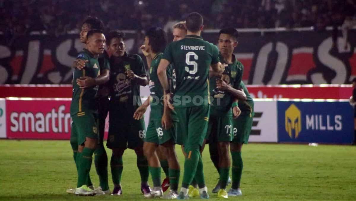 Persebaya Surabaya merayakan kemenangan atas Persis Solo di Liga 1. (Foto: Nofik Lukman Hakim/INDOSPORT) - INDOSPORT