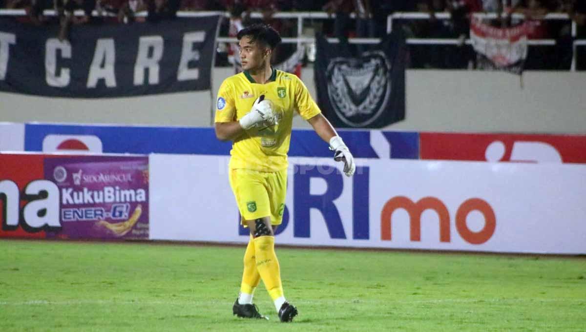 Kiper Persebaya, Ernando Ari Sutaryadi. (Foto: Nofik Lukman Hakim/INDOSPORT)