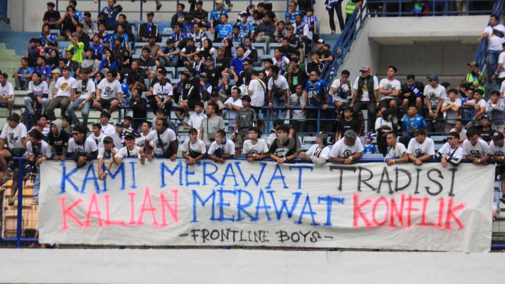 Spanduk kritikan Bobotoh kepada manajemen Persib, terkait masih banyaknya kekurangan dalam penjualan tiket secara online.