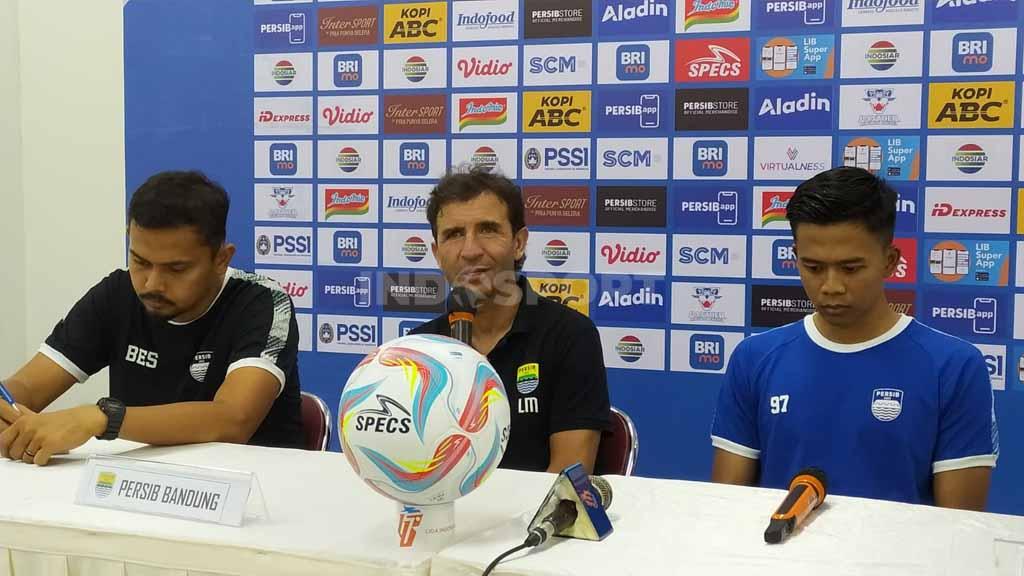 Pelatih Persib, Luis Milla (tengah) saat konferensi usai laga menghadapi Madura United.