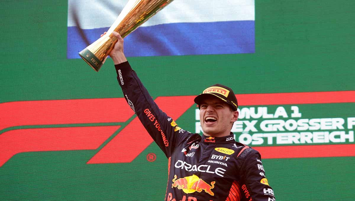 Pembalap Formula 1 Red Bull, Max Verstappen, merayakan kemenangan di podium setelah menjuarai seri balapan Grand Prix Austria di Sirkuit Red Bull Ring, Minggu (02/07/23). (Foto: REUTERS/Leonhard Foeger) - INDOSPORT