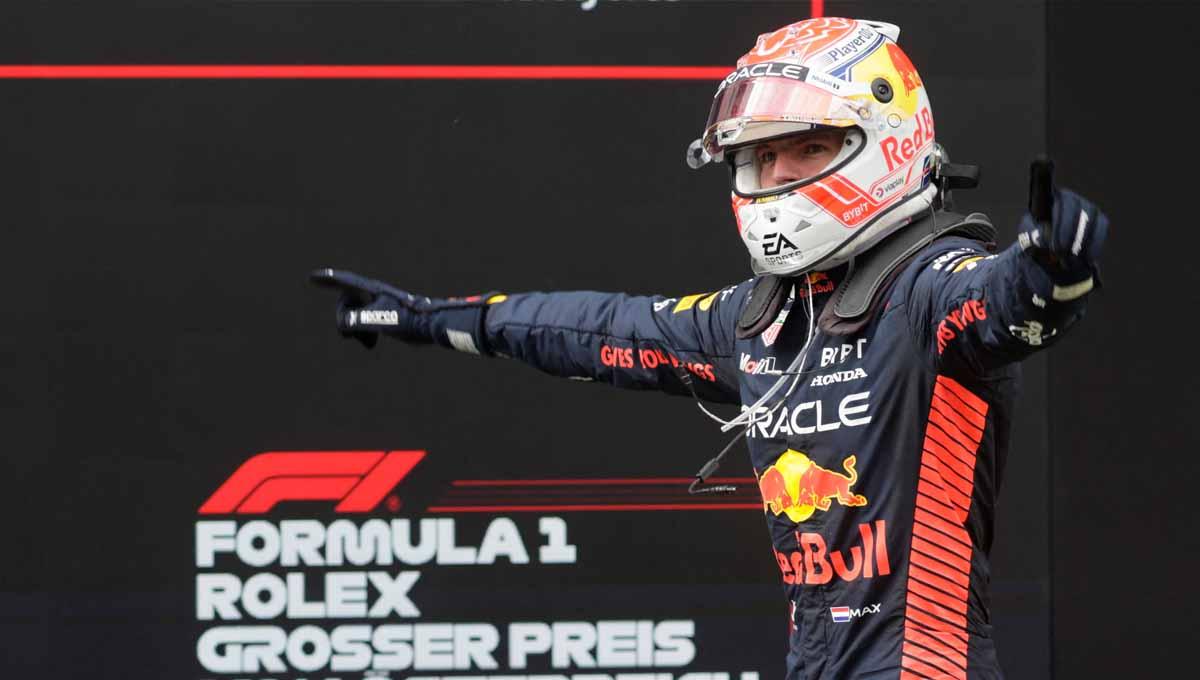 Pembalap Formula 1 Red Bull, Max Verstappen, merayakan kemenangan di podium setelah menjuarai seri balapan Grand Prix Austria di Sirkuit Red Bull Ring, Minggu (02/07/23). (Foto: REUTERS/Leonhard Foeger)