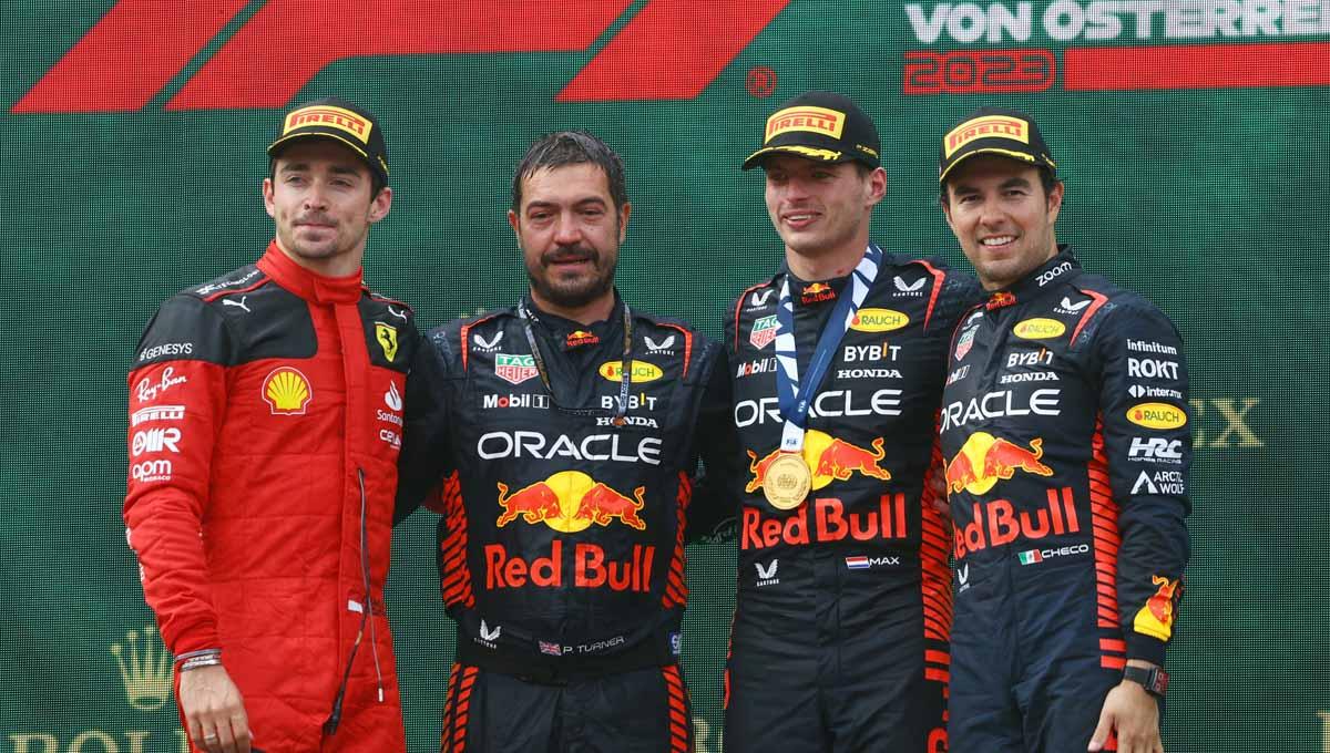 Pembalap Formula 1 Red Bull, Max Verstappen (kedua dari kanan), berfoto bersama Sergio Perez (kanan) dan pembalap Ferrari Charles Leclerc (paling kiri) di podium Grand Prix Austria. (Foto: REUTERS/Bernadett Szabo)