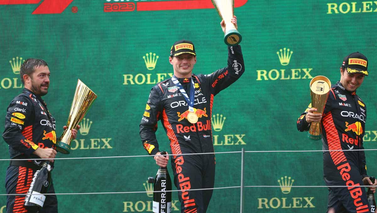 Pembalap Formula 1 Red Bull, Max Verstappen, merayakan kemenangan di podium setelah menjuarai seri balapan Grand Prix Austria di Sirkuit Red Bull Ring, Minggu (02/07/23). (Foto: REUTERS/Bernadett Szabo)