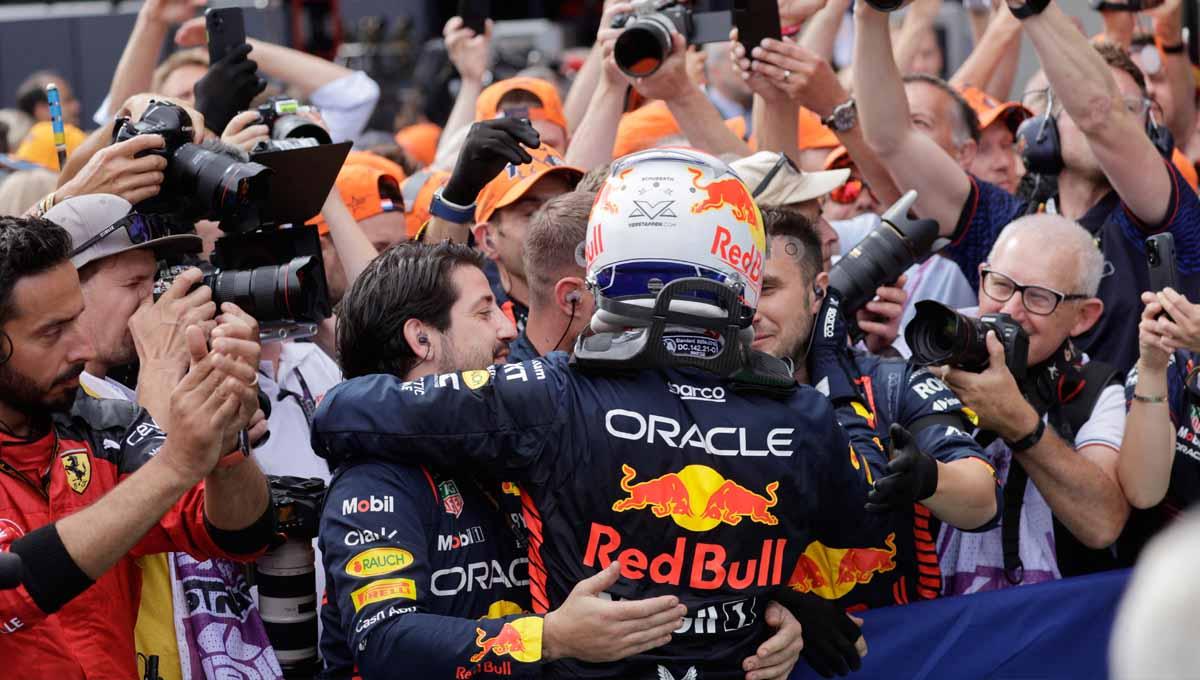 Pembalap Formula 1 Red Bull, Max Verstappen, merayakan kemenangan GP Austria bersama rekan crew setimnya. (Foto: REUTERS/Leonhard Foeger)