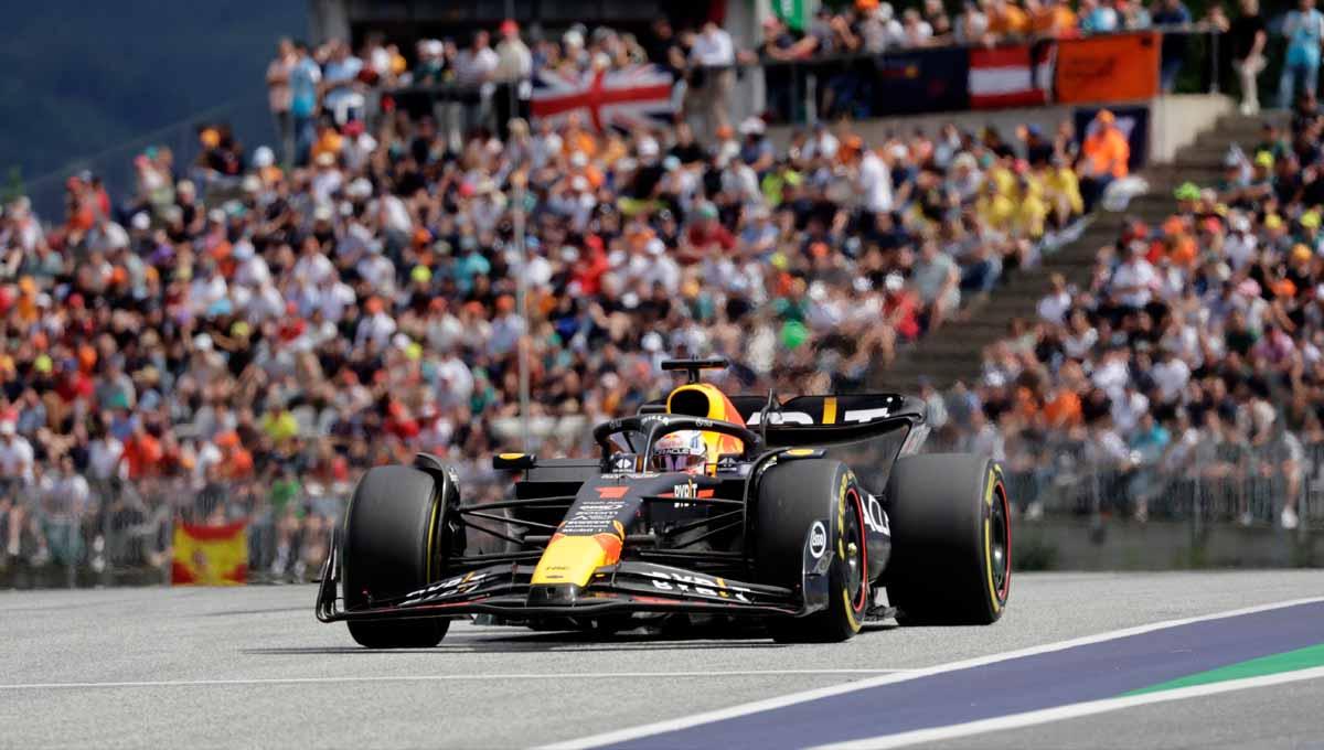 Pembalap Formula 1 Red Bull, Max Verstappen, meraih podium pertama seri balapan Grand Prix Austria di Sirkuit Red Bull Ring, Minggu (02/07/23). (Foto: REUTERS/Leonhard Foeger)