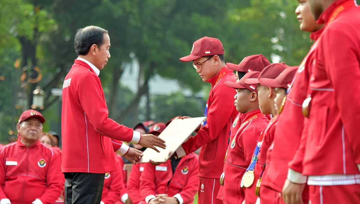 Presiden Jokowi memberikan apresiasi berupa bonus kepada atlet Asean Paragames 2023 Cambodia, yang berhasil menjadi juara umum di Istana Negara, Senin (03/07/23). (Foto: NPC Indonesia)