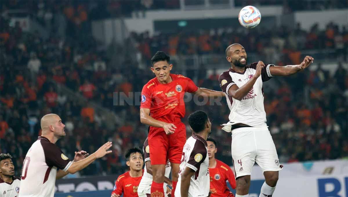 Pemain Persija Jakarta, Rizky Ridho duel udara dengan pemain PSM Makassar, Yuran Fernandes pada pekan pertama Liga 1 2023-2024 di Stadion Utama Gelora Bung Karno, Jakarta, Senin (03/07/23). (Foto: Herry Ibrahim/INDOSPORT)