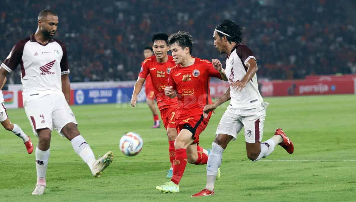 Pemain Persija Jakarta, Ryo Matsumura, menghindari pemain PSM Makassar, Yuran Fernandes pada pekan pertama Liga 1 2023-2024 di Stadion Utama Gelora Bung Karno, Jakarta, Senin (03/07/23). (Foto: Herry Ibrahim/INDOSPORT)