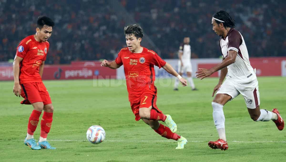 Pemain Persija Jakarta, Ryo Matsumura menghindar dari kejaran pemain PSM Makassar pada pekan pertama Liga 1 2023-2024 di Stadion Utama Gelora Bung Karno, Jakarta, Senin (03/07/23). (Foto: Herry Ibrahim/INDOSPORT) - INDOSPORT