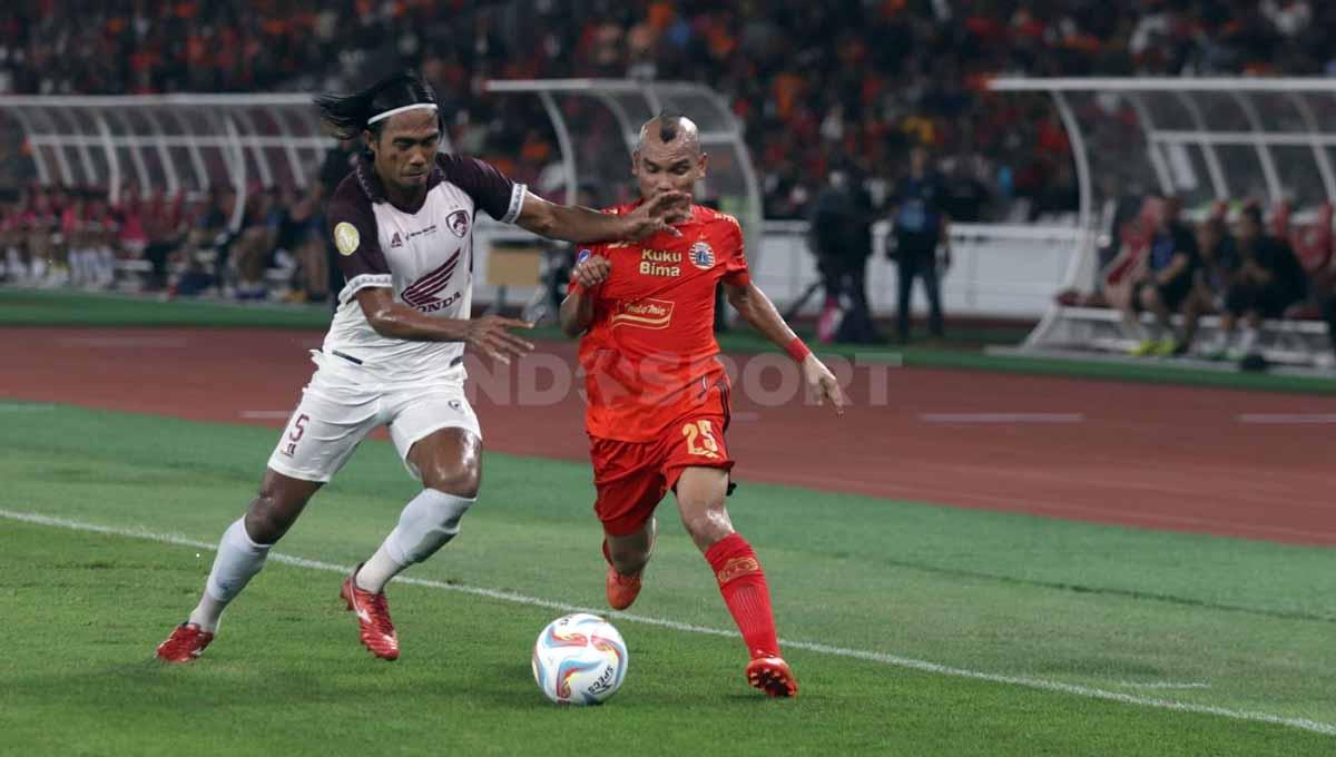 Pemain Persija Jakarta, Riko Simanjuntak berebut bola dengan pemain PSM Makassar pada pekan pertama Liga 1 2023-2024 di Stadion Utama Gelora Bung Karno, Jakarta, Minggu (03/07/23). (Foto: Herry Ibrahim/INDOSPORT)