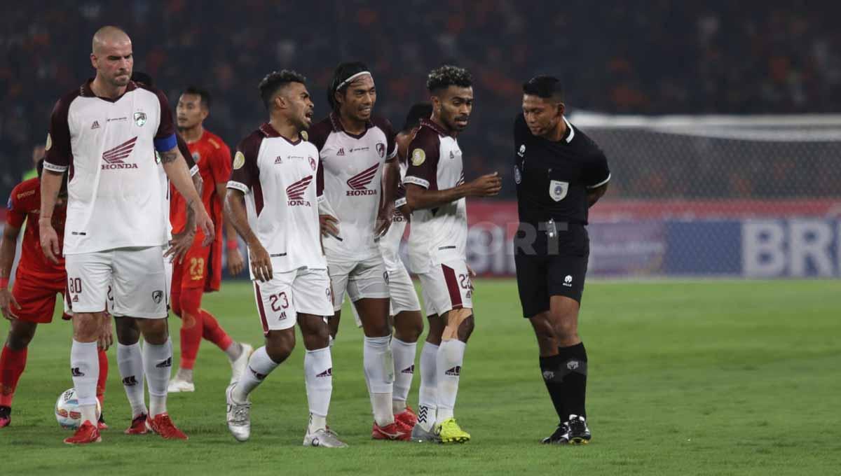 Pemain PSM Makassar mendapat pelanggaran dari wasit pada pada pekan pertama Liga 1 2023-2024 di Stadion Utama Gelora Bung Karno, Jakarta, Minggu (03/07/23). (Foto: Herry Ibrahim/INDOSPORT)