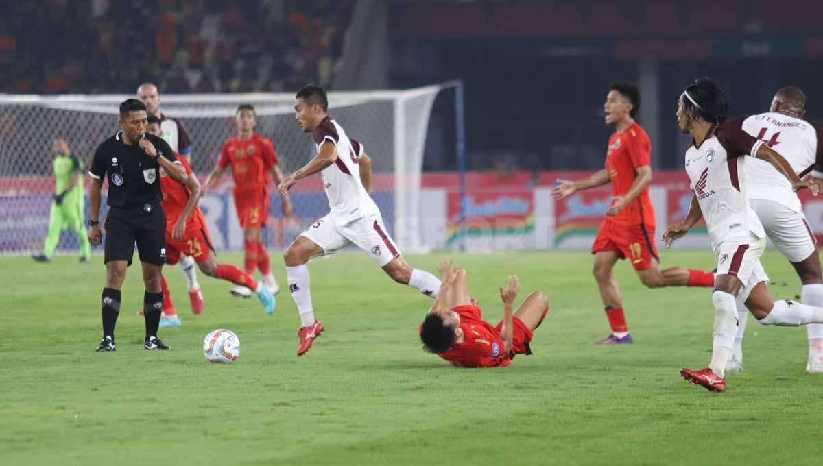 Pelanggaran pemain PSM Makassar terhadap Witan Sulaeman pada pekan pertama Liga 1 2023-2024 di Stadion Utama Gelora Bung Karno, Jakarta, Minggu (03/07/23). (Foto: Herry Ibrahim/INDOSPORT)