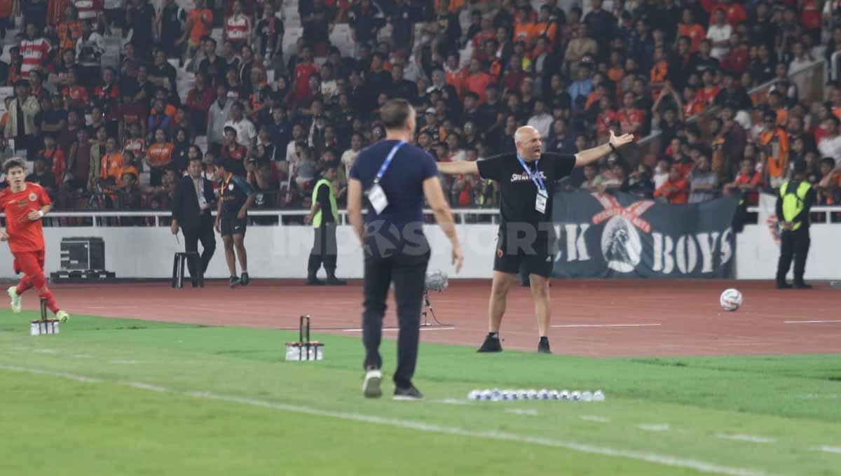 Pelatih PSM Makassar, Bernardo Tavares pada laga Liga 1 di Stadion Utama Gelora Bung Karno, Jakarta, Senin (03/07/23). (Foto: Herry Ibrahim/INDOSPORT)