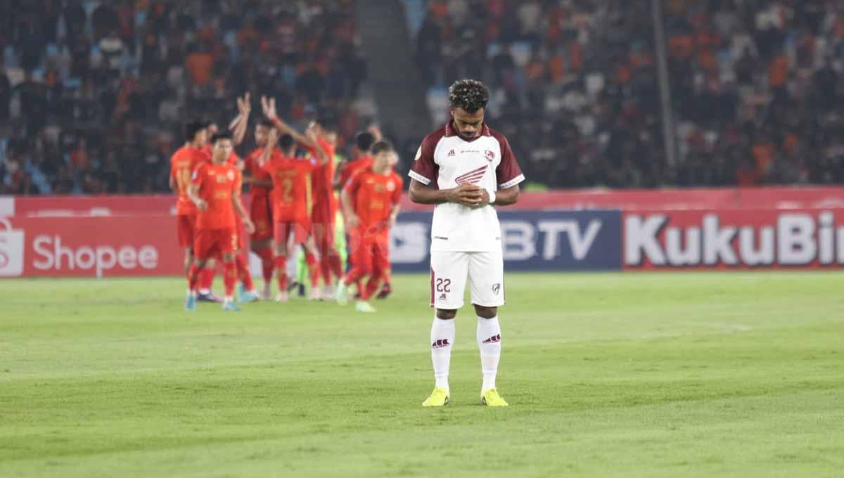 Pemain PSM Makassar, Yakob Sayuri berdoa seblum laga dimulai Persija Jakarta melawan PSM Makassar pada pekan pertama Liga 1 2023-2024 di Stadion Utama Gelora Bung Karno, Jakarta, Minggu (03/07/23). (Foto: Herry Ibrahim/INDOSPORT)