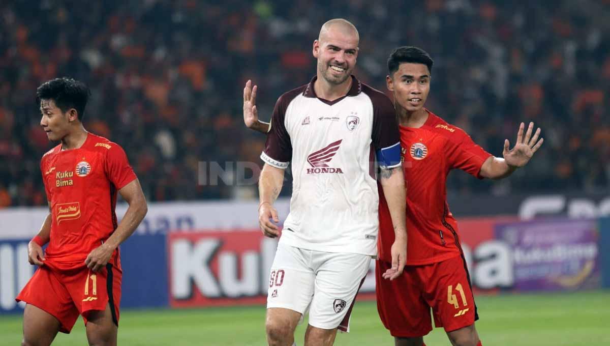 Pemain PSM Makassar, Wiljan Pluim dan pemain Persija Jakarta, Muhammad Ferarri pada pekan pertama Liga 1 2023-2024 di Stadion Utama Gelora Bung Karno, Jakarta, Minggu (03/07/23). (Foto: Herry Ibrahim/INDOSPORT)