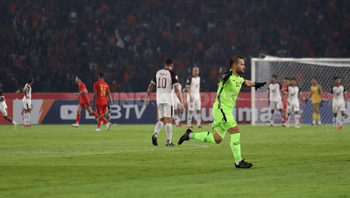 Selebrasi Andritany Ardhiyasa di pekan pertama Liga 1 2023-2024 di Stadion Utama Gelora Bung Karno, Jakarta, Minggu (03/07/23). (Foto: Herry Ibrahim/INDOSPORT)