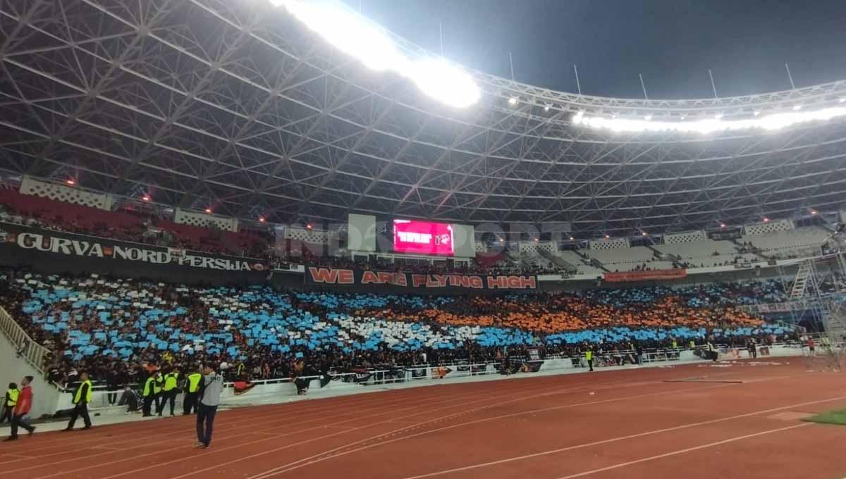 Koreo Suporter di pertandingan antara Persija Jakarta vs PSM Makassar pada pekan pertama Liga 1 2023-2024 di Stadion Utama Gelora Bung Karno, Jakarta, Minggu (03/07/23). (Foto: Herry Ibrahim/INDOSPORT)