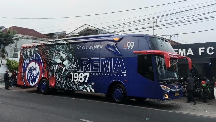 Eks presiden klub, Gilang Widya Pramana menghibahkan bus tim yang biasa digunakan Arema FC selama ini untuk mengarungi Liga 1 2023/2024. - INDOSPORT