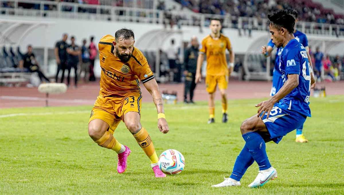 Perebutan bola bek PSIS, Fredyan Wahyu dengan gelandang Bhayangkara FC, Matias Mier. (Foto: MO Bhayangkara FC)