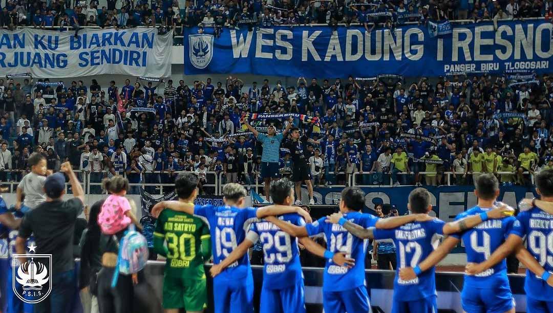 Pemain PSIS Semarang memberikan penghormatan pada suporter PSIS usai pertandingan pada laga Liga 1 di Stadion Jatidiri (Semarang), Senin (03/07/23). (Foto: Instagram@psisfcofficial)