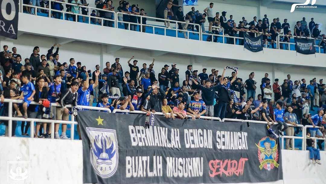Suporter PSIS Semarang usai pertandingan pada laga Liga 1 di Stadion Jatidiri (Semarang), Senin (03/07/23). (Foto: Instagram@psisfcofficial)