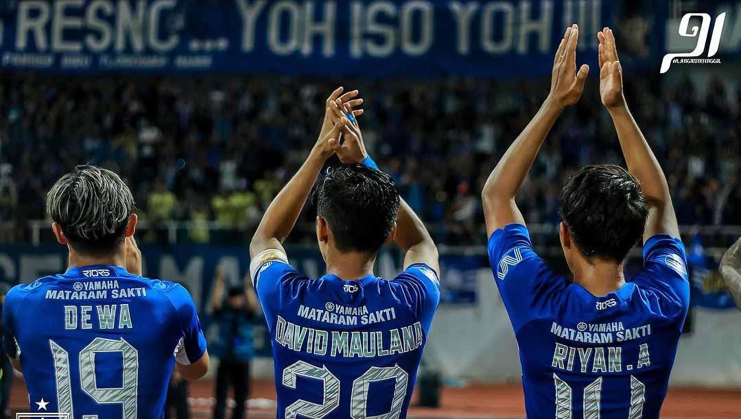 Pemain PSIS Semarang memberikan penghormatan pada suporter PSIS usai pertandingan pada laga Liga 1 di Stadion Jatidiri (Semarang), Senin (03/07/23). (Foto: Instagram@psisfcofficial)