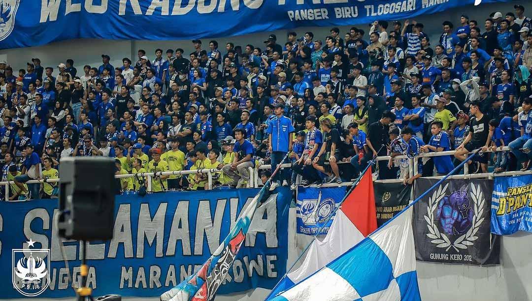 Suporter PSIS Semarang dengan bentangan spanduknya pada laga Liga 1 di Stadion Jatidiri (Semarang), Senin (03/07/23). (Foto: Instagram@psisfcofficial)