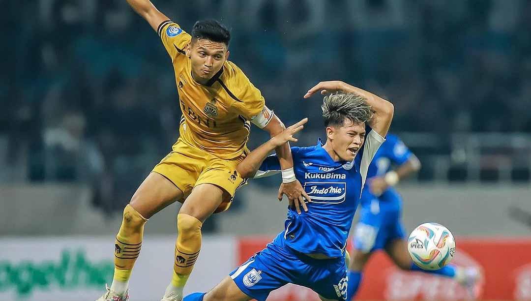 Aksi perebutan bola gelandang Bhayangkara FC, Dendy Sulistyawan dengan pemain PSIS Semarang di Liga 1. (Foto: Instagram@psisfcofficial)